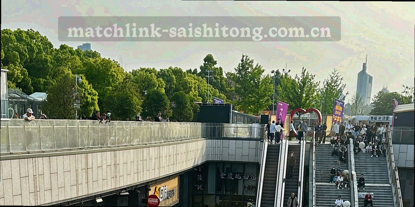 长春冬季城市视角下的体育产业园区建筑外立面局部，不出现门牌与可识别标识
